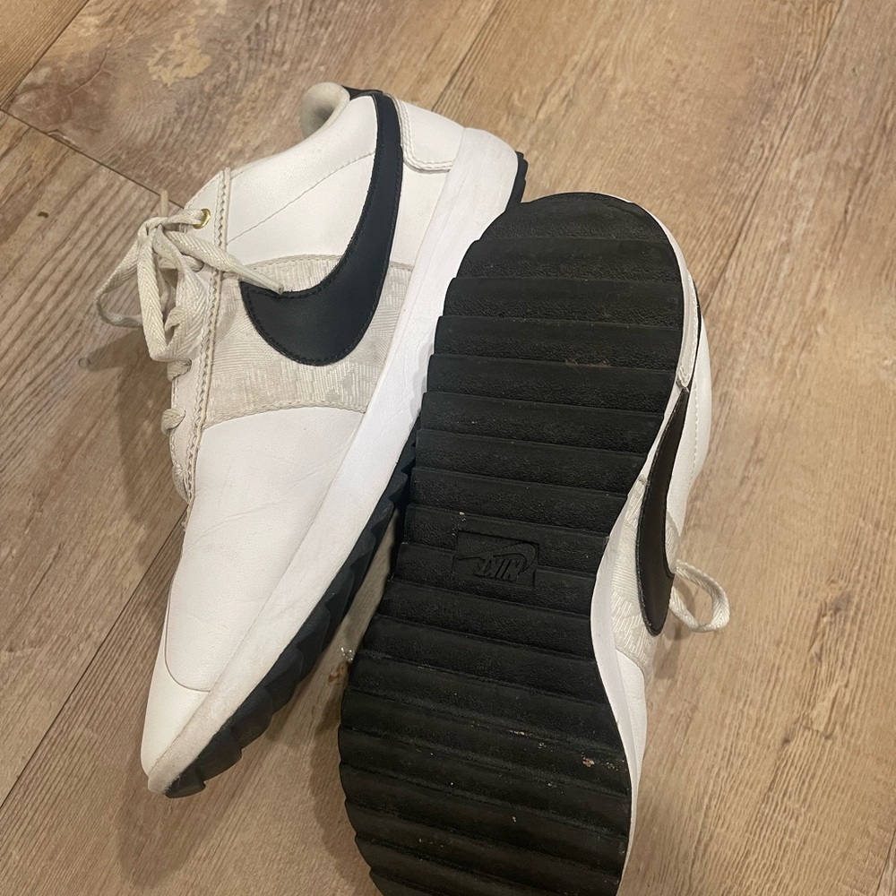 Nike White and Black Classic Sneakers